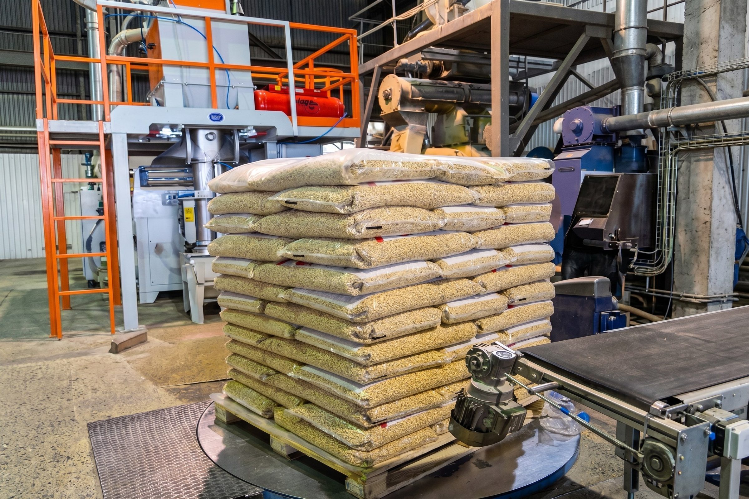 15 kg pellet packs on a finished pallet in Aleksin